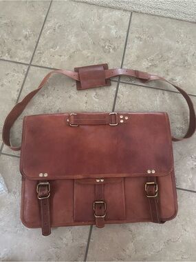 LEATHER MESSENGER BAG